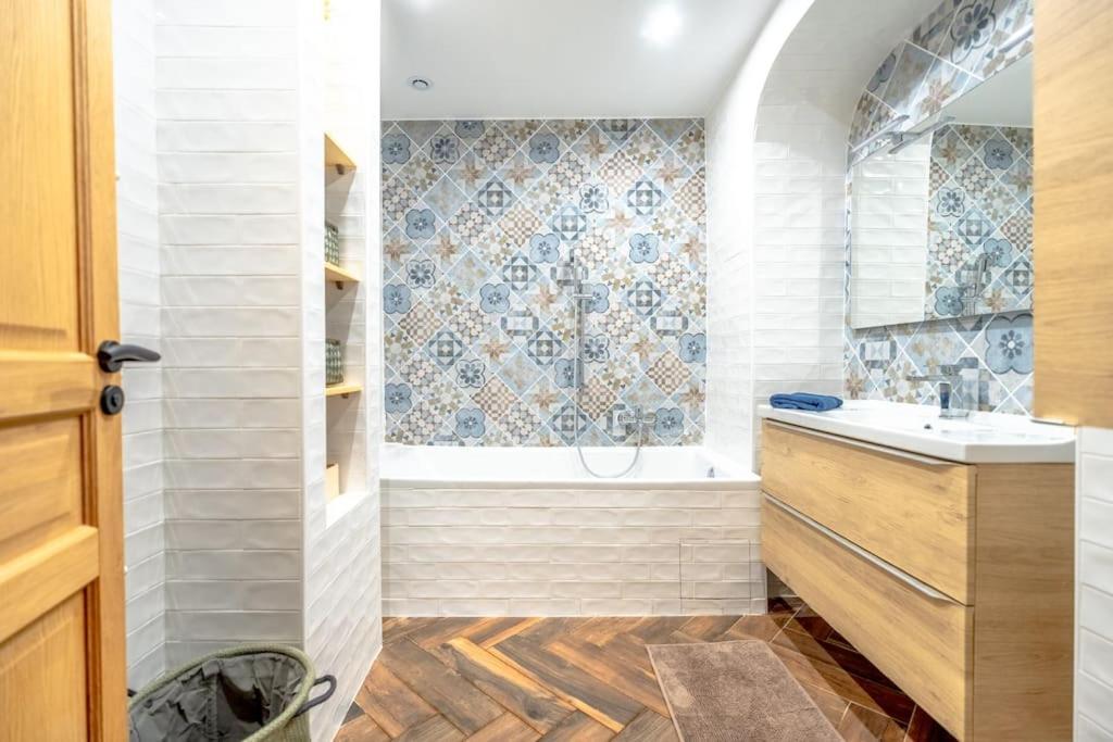 Superbe Appartement Neuf, Climatise Centre Village Le Plan-de-la-Tour Екстериор снимка
